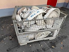 Gitterbox von vorne mit den Schläuchen.