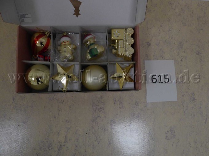 Weihnachtskugeln im Karton