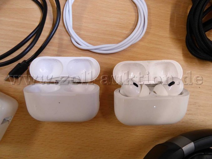 Air Pods Case.
1x mit Kopfhörer
1x ohne Kopfhörer