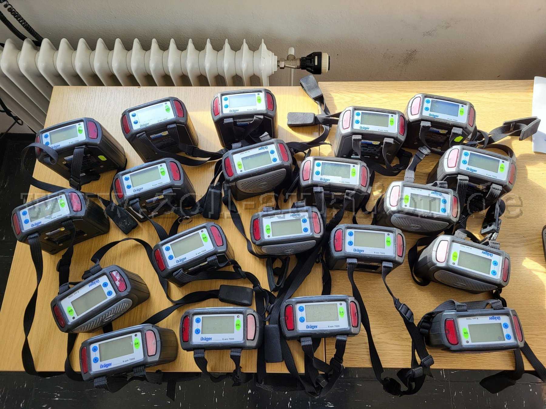 Gesamtbild der mit intakten Akkus bestückten Dräger X-am 7000 Geräte