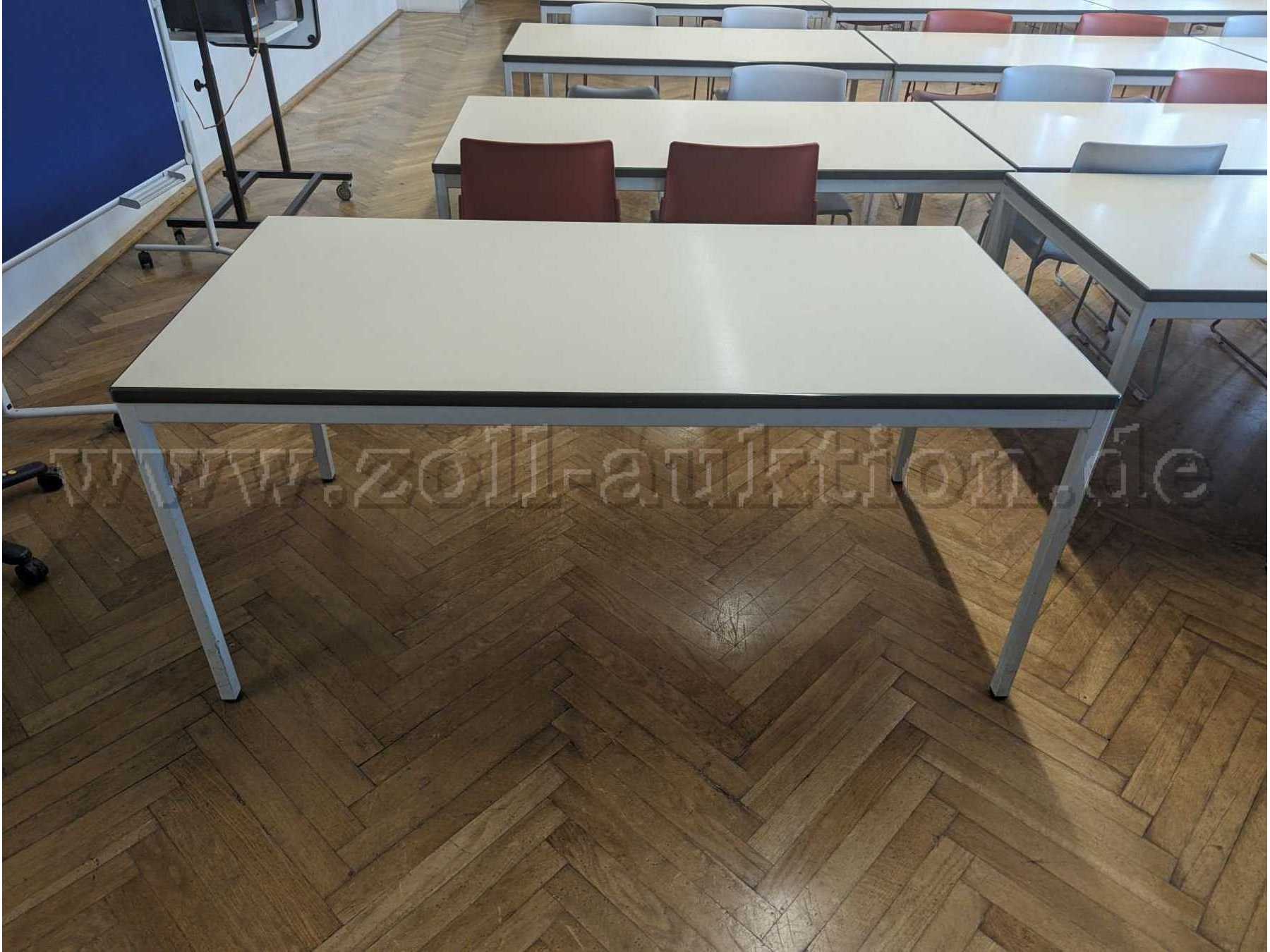 Hörsaaltisch mit schwarzen Kanten Vorne