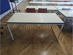 Hörsaaltisch mit schwarzen Kanten Vorne