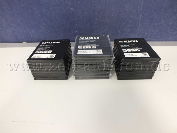 Detailaufnahme der unverpackten und verpackten Akkus