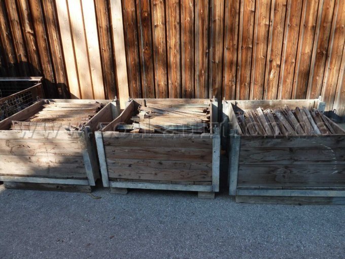 3 Holzkisten mit Heringen
