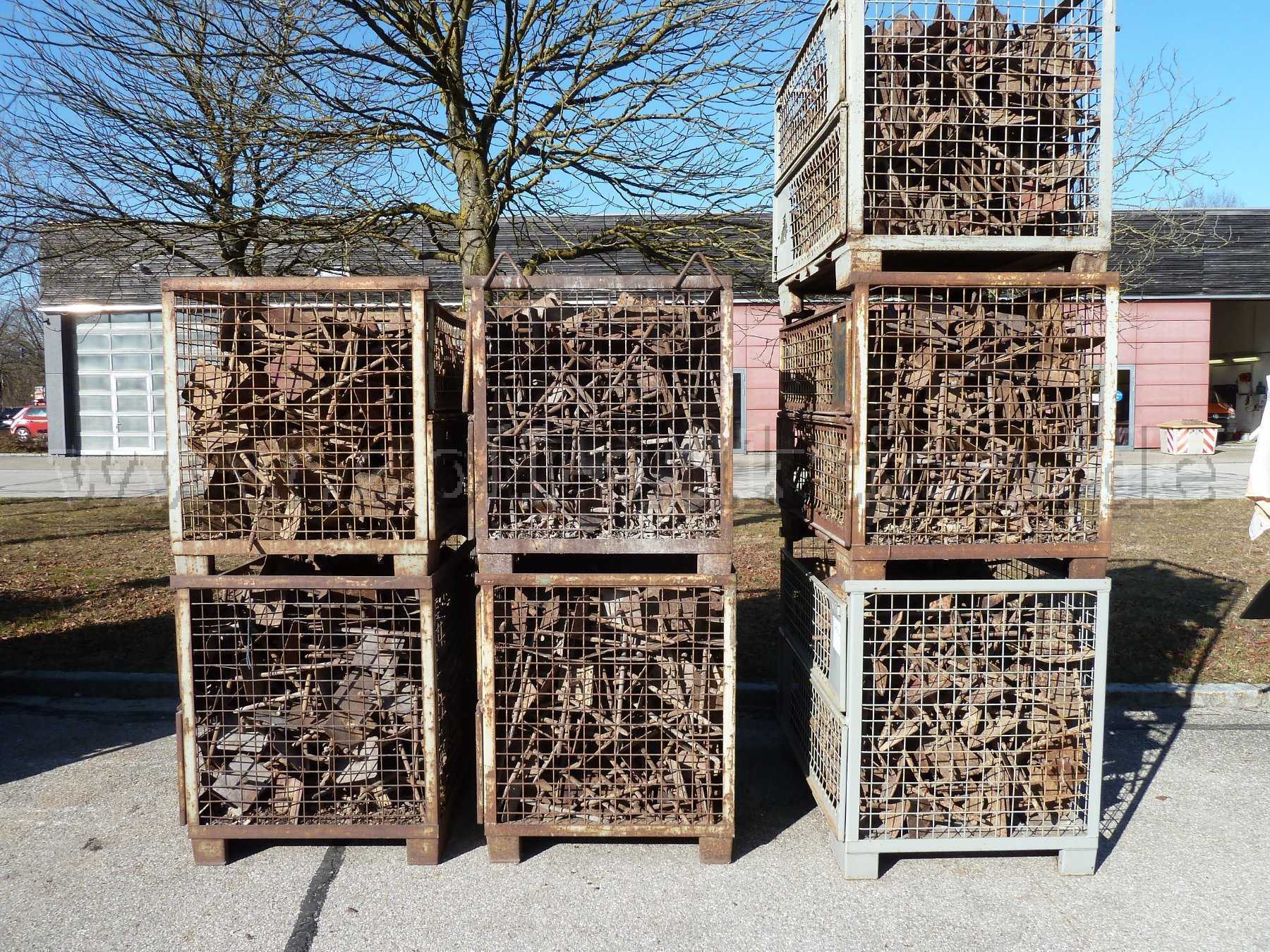 7 Metallkisten mit Erdnägeln