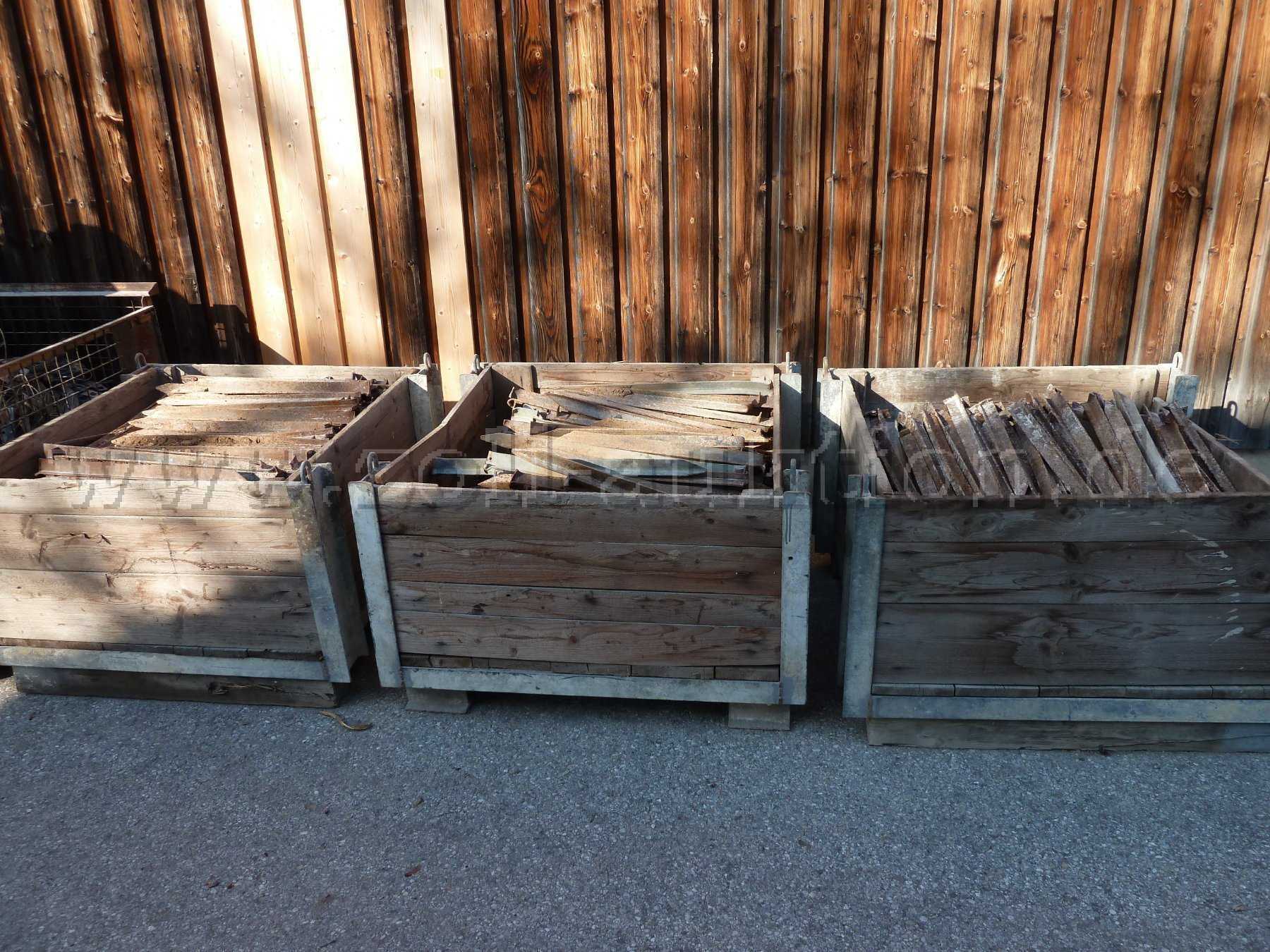 3 Holzkisten mit Heringen