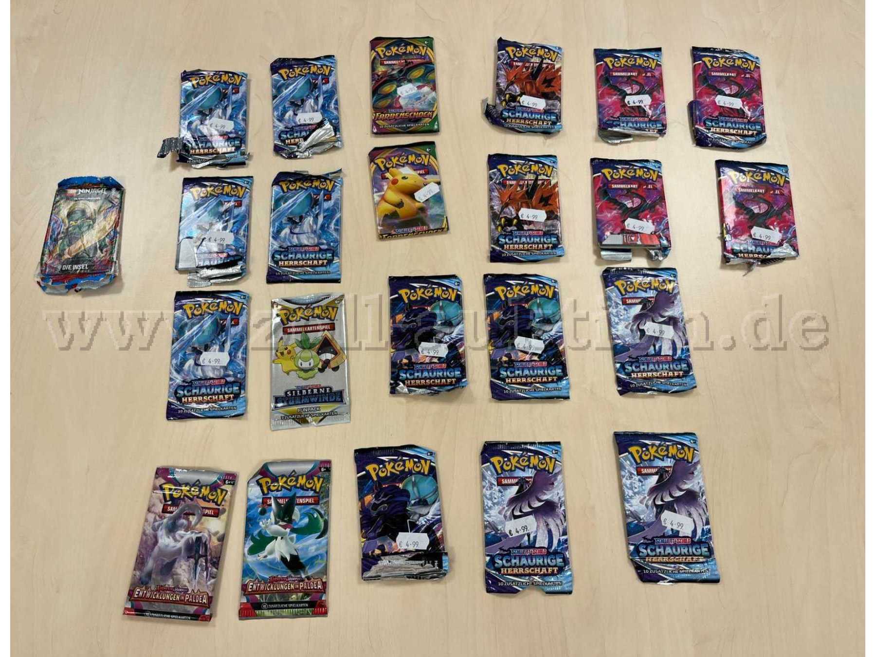 Übersicht: 1 x Lego Ninjago-Sammelkarten und 22 x Pokémon-Booster Packs