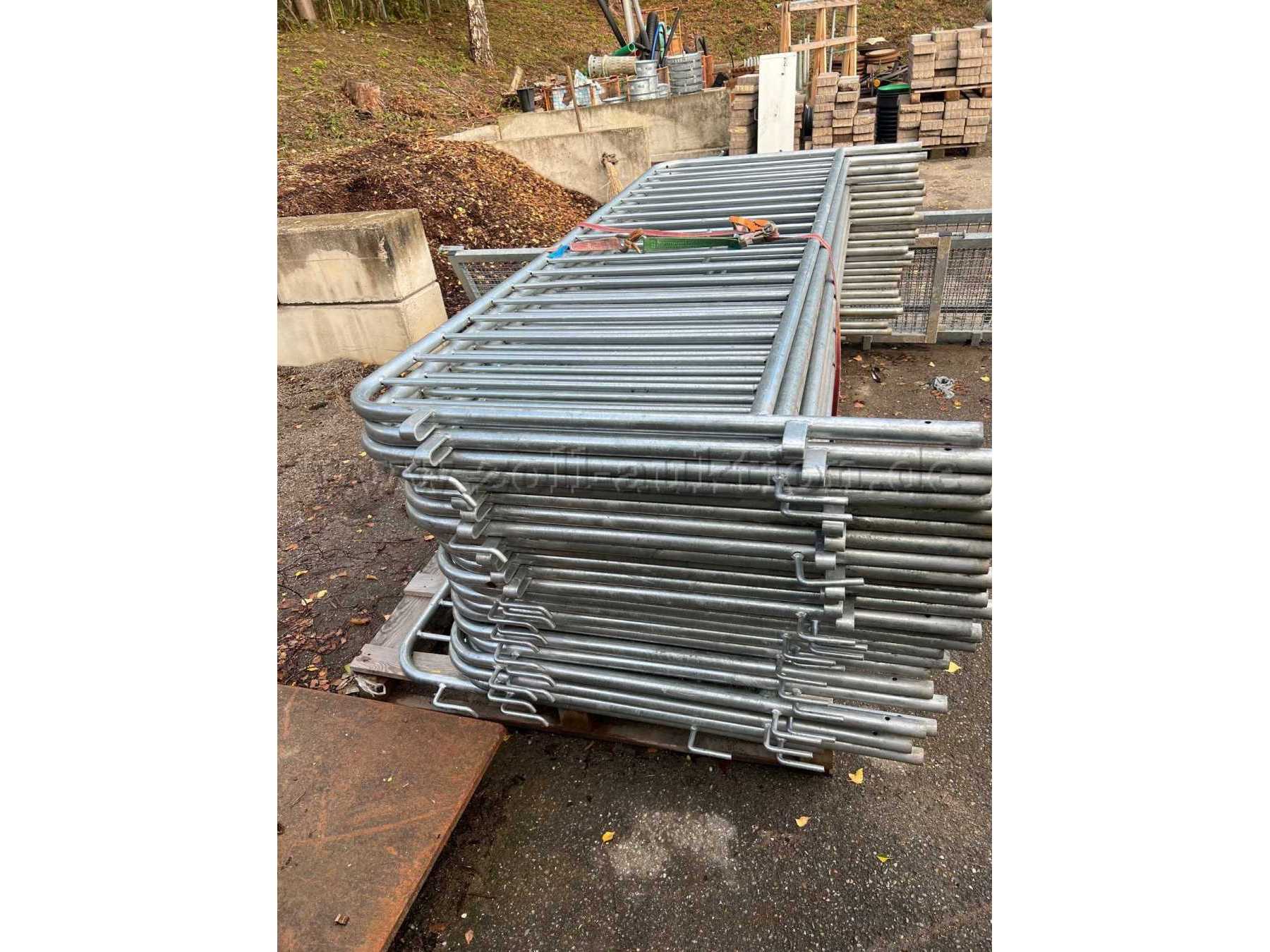 25 Stück Absperrgitter
Höhe 1,05m, Breite 2,4m, verzinkt