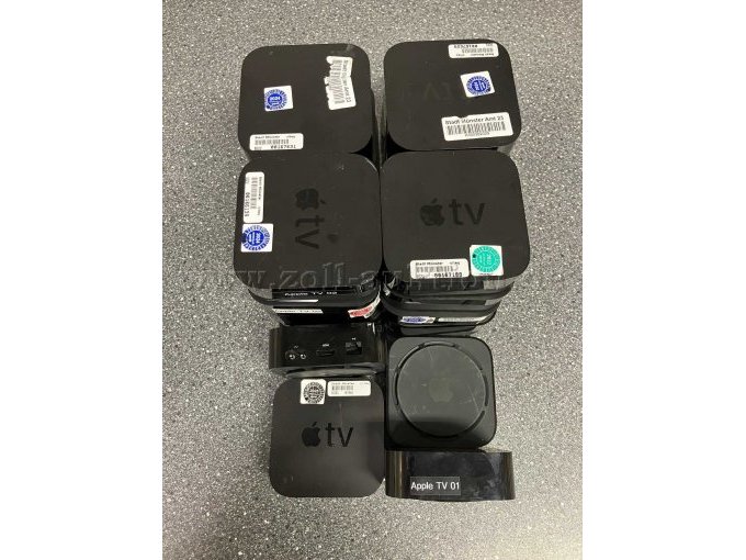 Ansicht mehrerer Apple-TV von Oben. Sichtbar ist die Oberseite, Untersteite, Rückseite und Vorderseite.