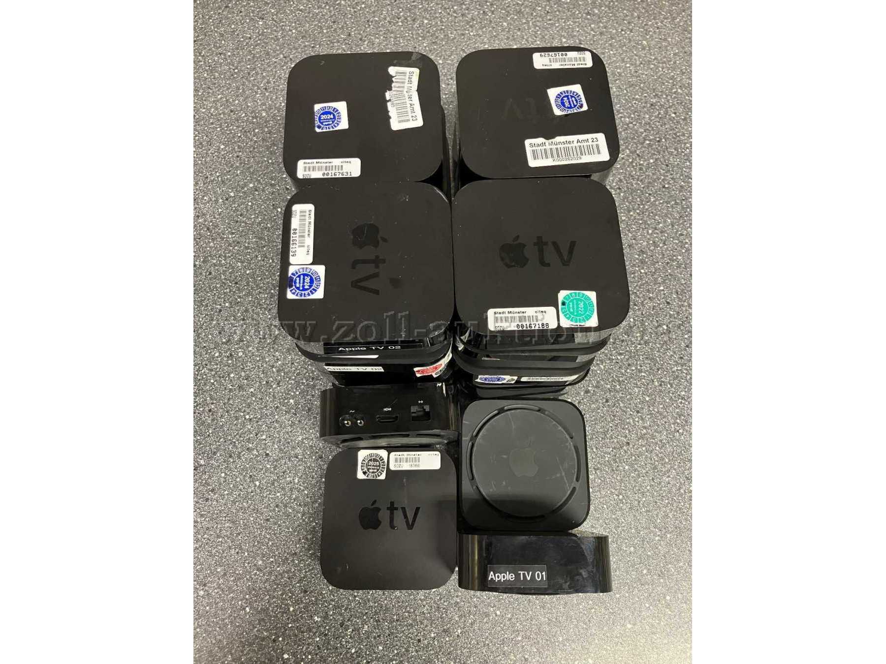 Ansicht mehrerer Apple-TV von Oben. Sichtbar ist die Oberseite, Untersteite, Rückseite und Vorderseite.