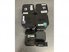 Ansicht mehrerer Apple-TV von Oben. Sichtbar ist die Oberseite, Untersteite, Rückseite und Vorderseite.