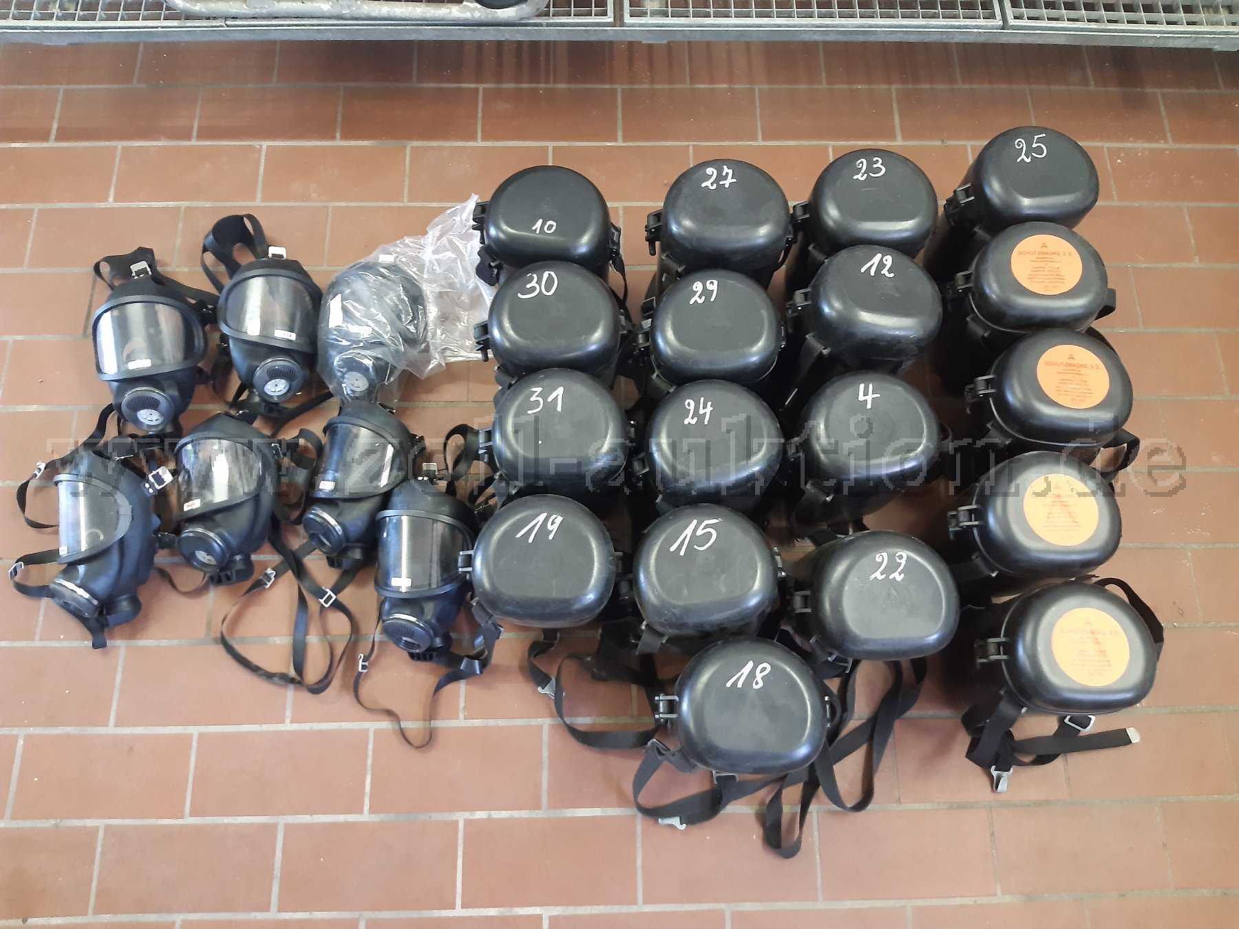 25 Atemschutzmasken, teilweise in Transportbehältern