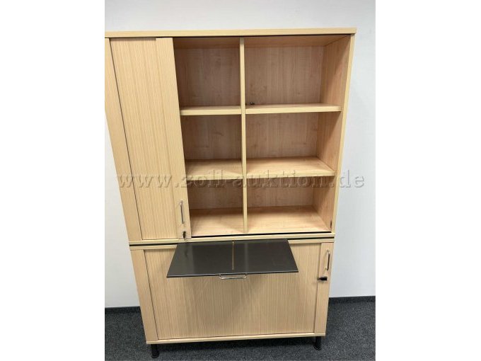 Beispielbild Aktenschrank der Firma Kinnarps - Frontansicht mit geöffnetem Oberschrank und Auszug für Ablage