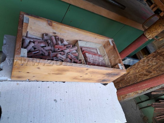 Weitere Verschlüsse für Elementschalung in Holzkiste