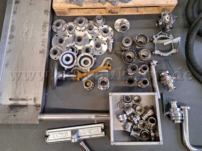 Gesamtansicht aller Anschlussstücke, Kugelhähne, Dreiwegehahn, Verbindungsstücke und Flachsaugdüse