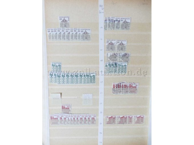 Teilansicht unterschiedliche Briefmarken aus braun/blauem Album
