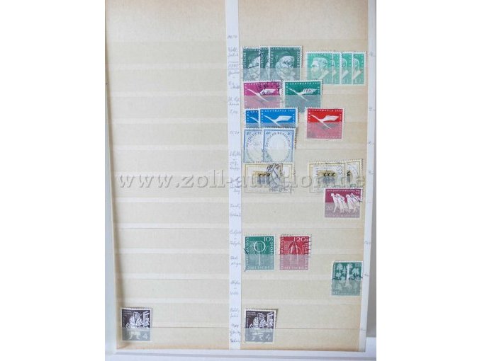 Teilansicht unterschiedliche Briefmarken aus braun/blauem Album