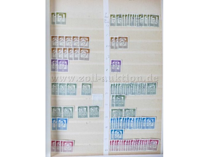 Teilansicht unterschiedliche Briefmarken aus braun/blauem Album