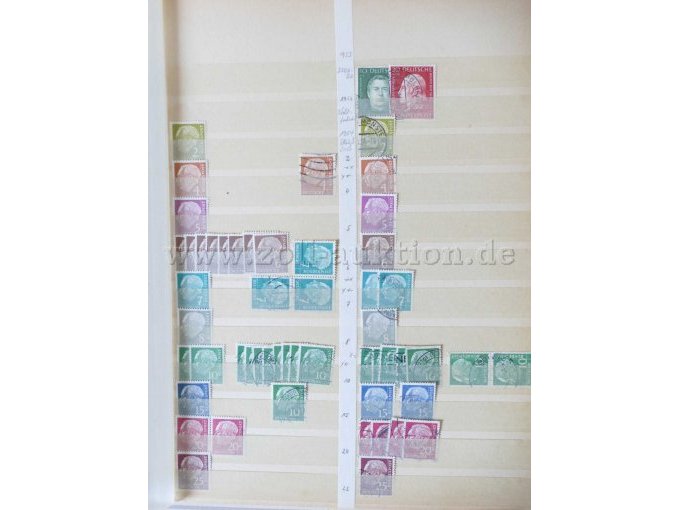 Teilansicht unterschiedliche Briefmarken aus braun/blauem Album