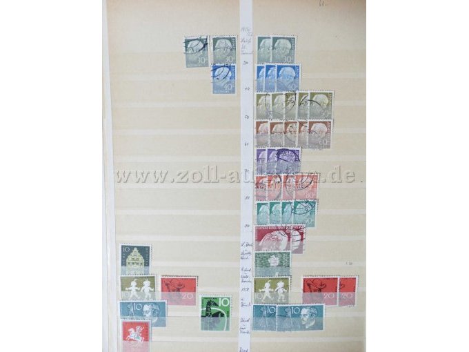 Teilansicht unterschiedliche Briefmarken aus braun/blauem Album