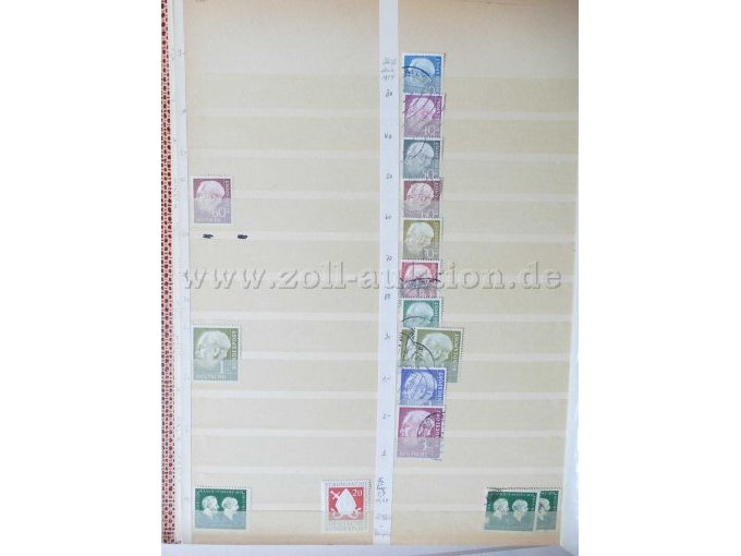 Teilansicht unterschiedliche Briefmarken aus braun/blauem Album