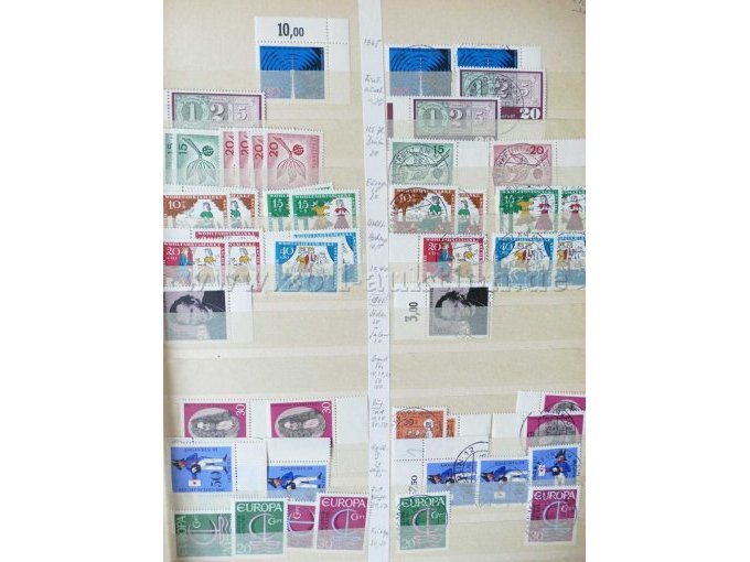 Teilansicht unterschiedliche Briefmarken aus braun/blauem Album