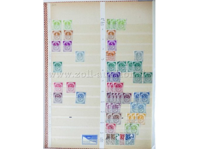 Teilansicht unterschiedliche Briefmarken aus braun/blauem Album