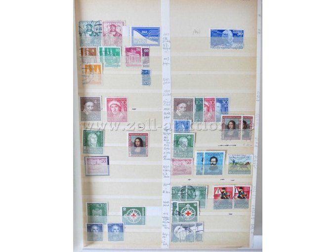 Teilansicht unterschiedliche Briefmarken aus braun/blauem Album