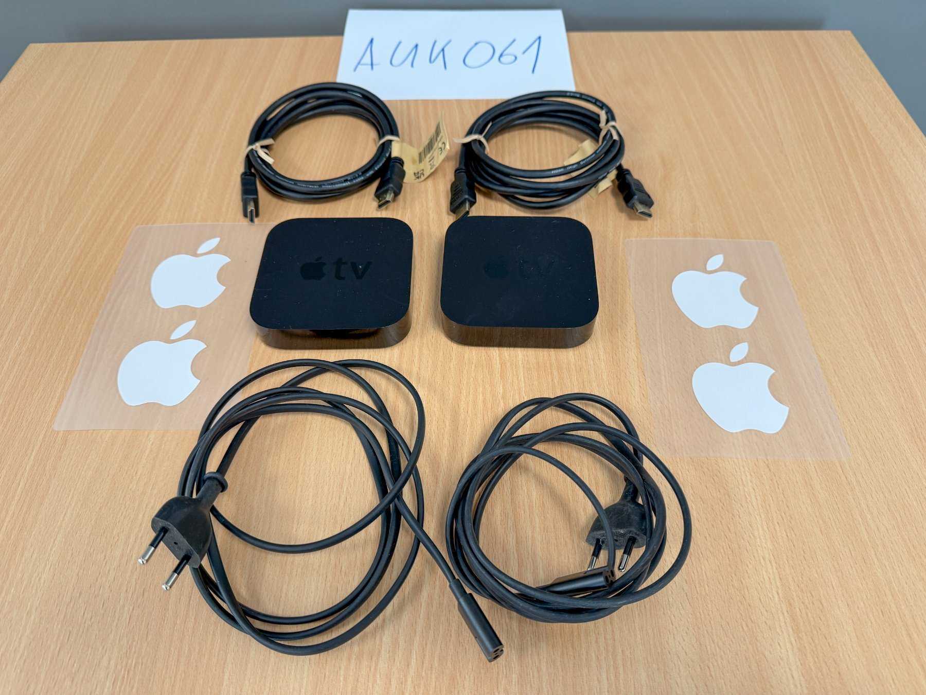 2x Apple TV (3. Generation) Modellnummer A1469 mit Netzkabeln, HDMI Kabeln und Aufklebern
Ansicht von oben
