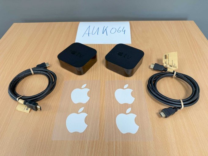 2x Apple TV HD (4. Generation) 32GB Modellnummer A1625 mit HDMI Kabeln und Aufklebern
Ansicht von oben