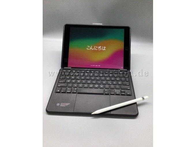 Ansicht Tablet in Halterung der Tastatur mit dem Apple Pencil