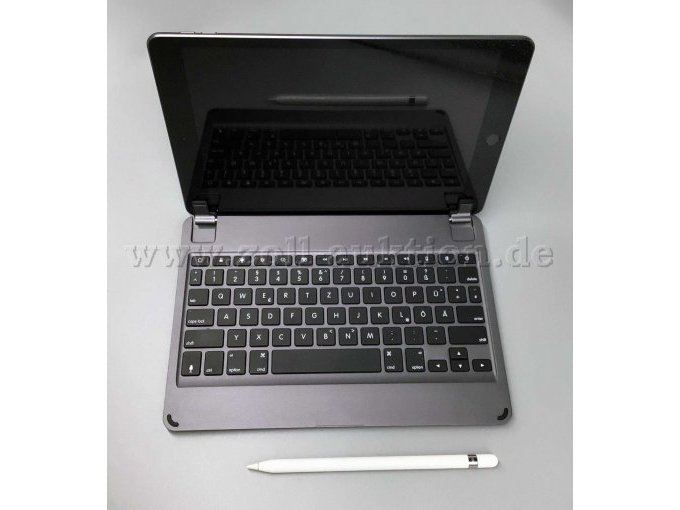 Ansicht Tablet gesteckt in Scharniere der Tastatur und Apple Pencil