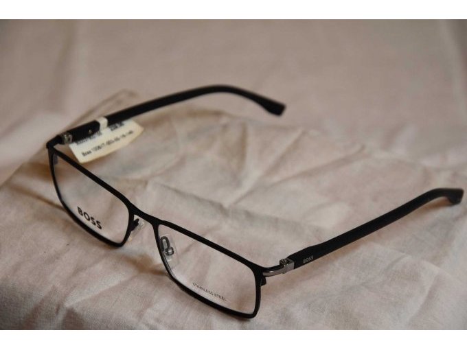 1 schwarze Brille “Boss” Nr. 1006/IT-003-55-16-145