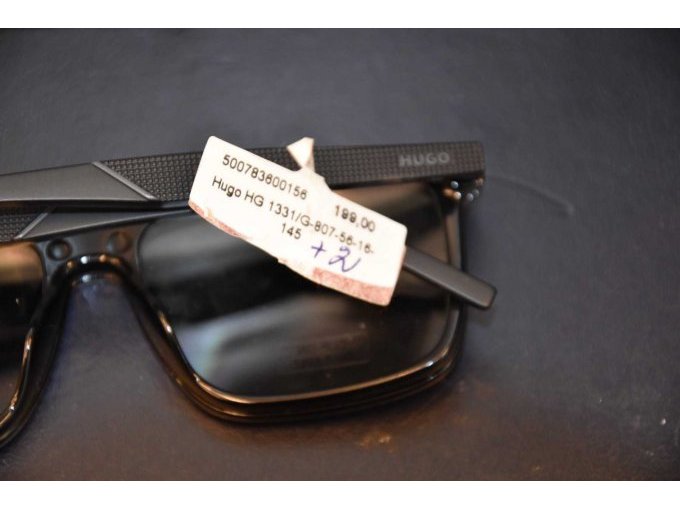 Sicht auf die Seriennummer und Preisschild