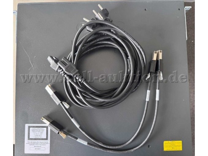 obere Ansicht mit Kratzer Cisco Switch WS-C2960XR-24PD-l inkl. Strom- und Stackingkabel