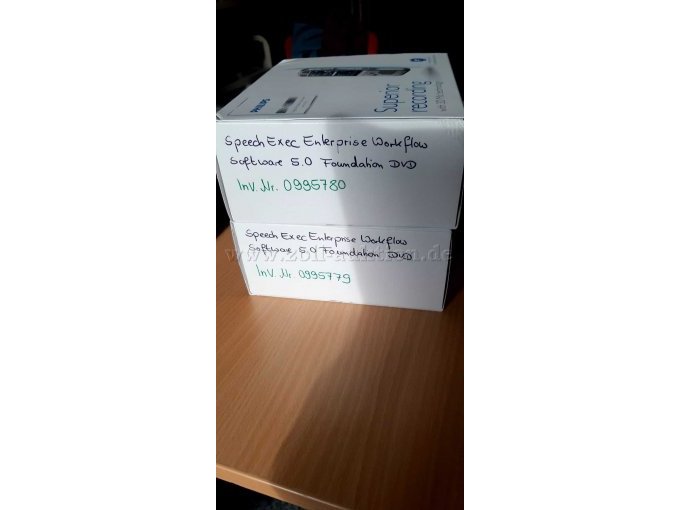 Seitliche Detailansicht Kartons beider Geräte - handschriftliche Beschriftungen