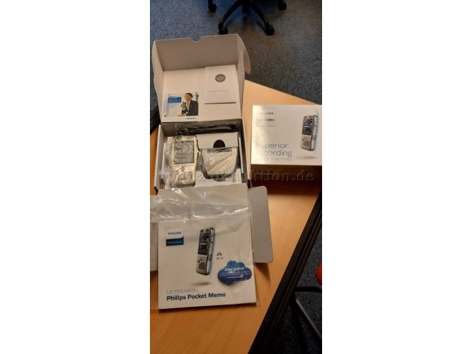 Gesamtansicht geöffneter Karton mit verpacktem Geräteumfang Bedienungsanleitung eines Gerätes