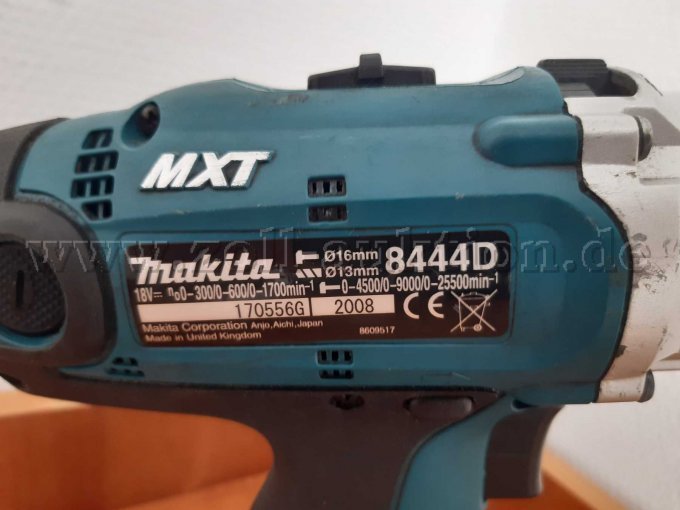 Typenschild der Schlagbohrmaschine mit sichtbaren Lagerspuren