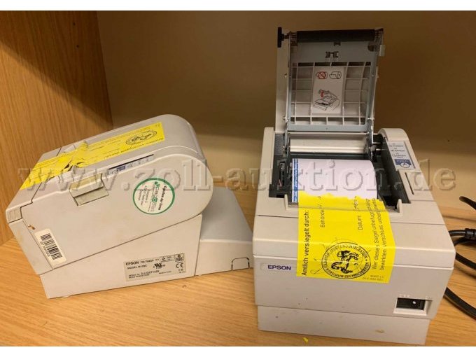 Seiten- und Vorderansicht mit geöffneter Öffnung für das Druckerpapier.