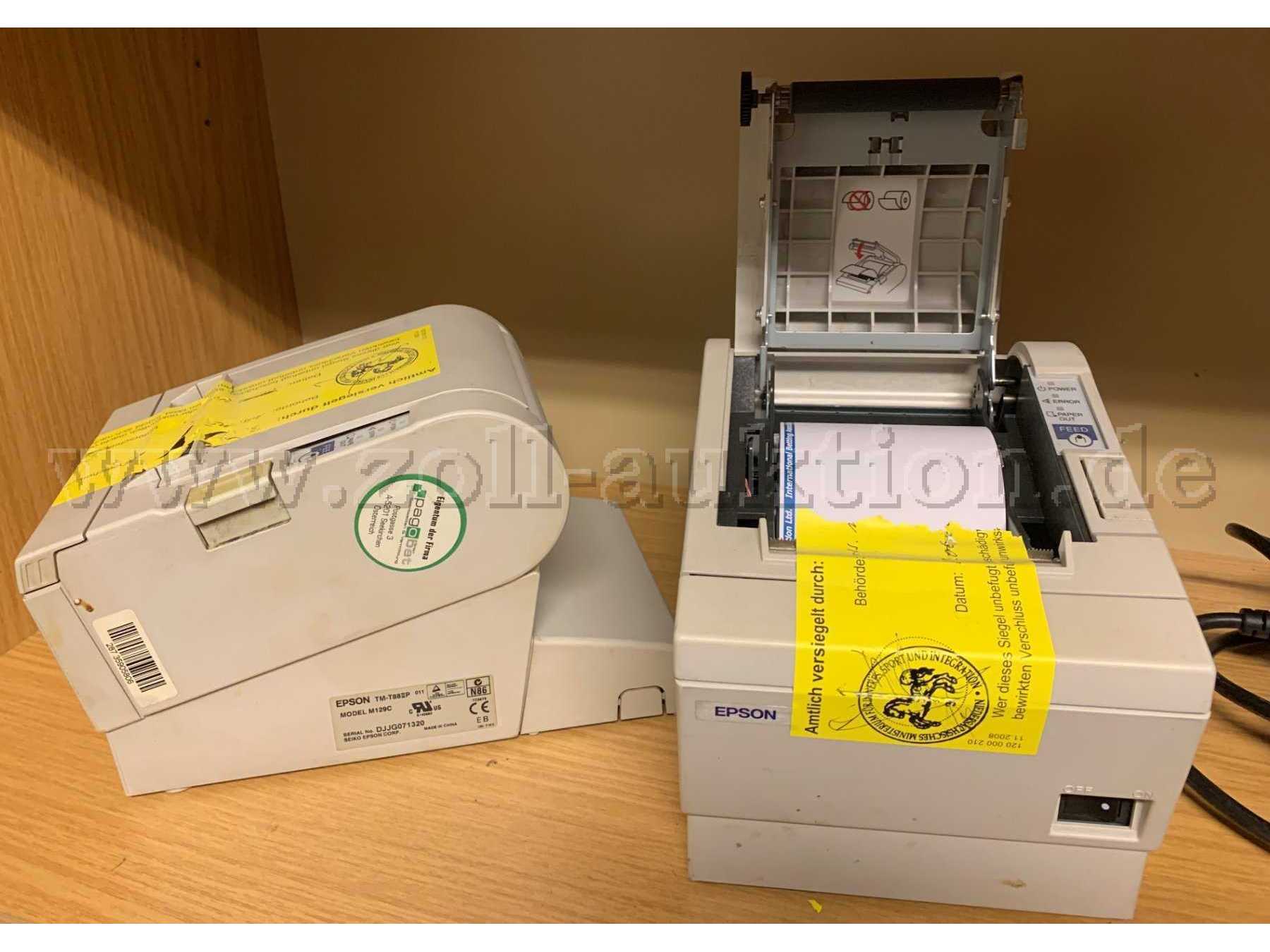 Seiten- und Vorderansicht mit geöffneter Öffnung für das Druckerpapier.