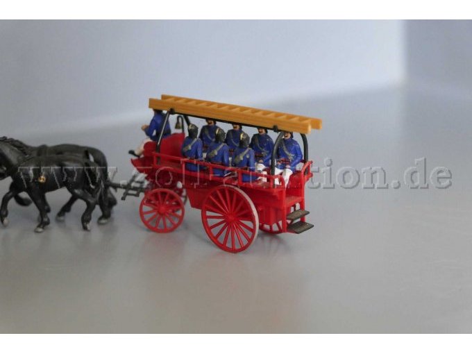 Feuerwehr Mannschaftswagen Modell Preiser 30427 mit Fuhrwerk Ansicht von der Seite