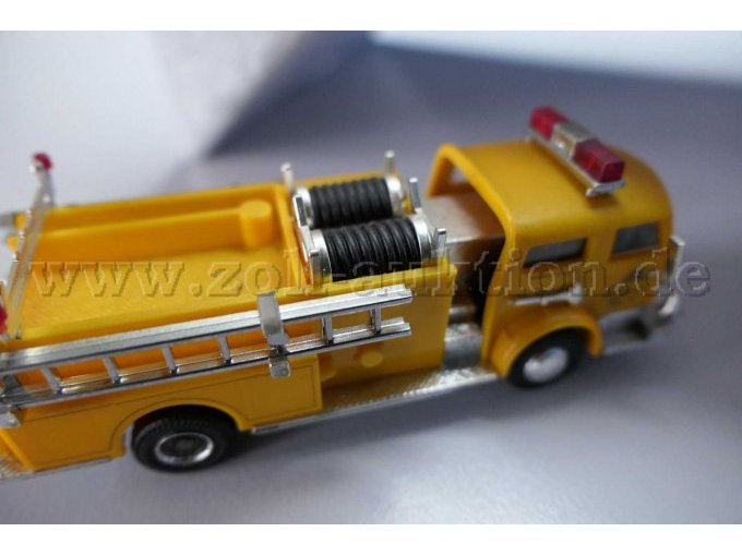 Praline Feuerwehr Pumpenwagen La France Ansicht von der Seite