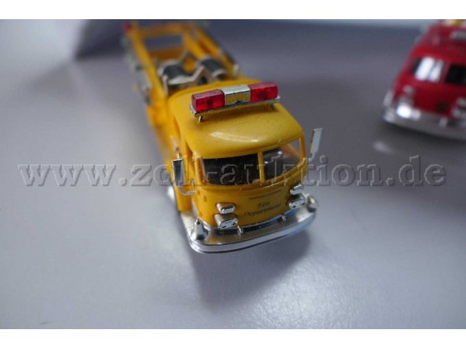 Praline Feuerwehr Pumpenwagen La France Ansicht von vorne