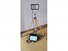 Bosch Flutlichtstrahler auf Teleskop-Dreibein-Stativ