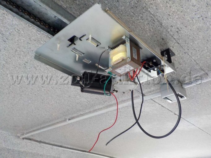 Detailbild defekter Motor zum Öffnen der Garage