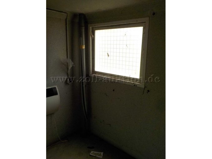 Detailbild vergittertes Fenster von innen
