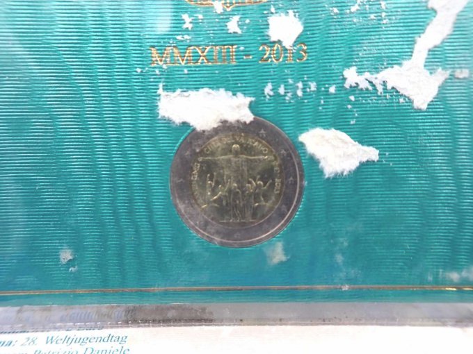 Blick auf die Bildseite der Münze & mit zerrissener Oberfläche