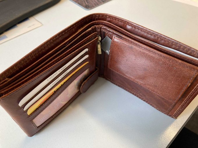 Innenansicht Geldbörse braun Geldscheinfach und Fach mit Reißverschluss