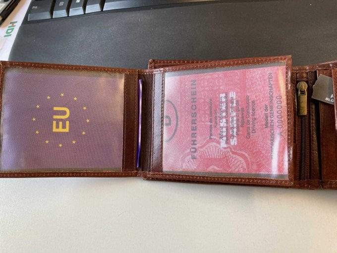 Innenansicht Geldbörse braun - Fächer für Zulassungsbescheinigung und Papier-FS