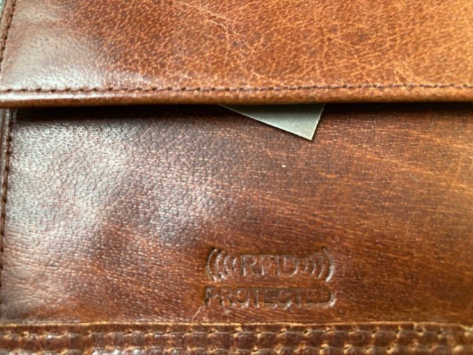 Innenansicht Geldbörse braun - Münzfach mit Aufdruck "RFID protected"